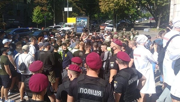 В Киеве националисты напали на журналистов телеканала КРТ. У телеканала отобрали лицензию на вещание В Киеве националисты напали на журналистов телеканала КРТ. У телеканала отобрали лицензию на вещание