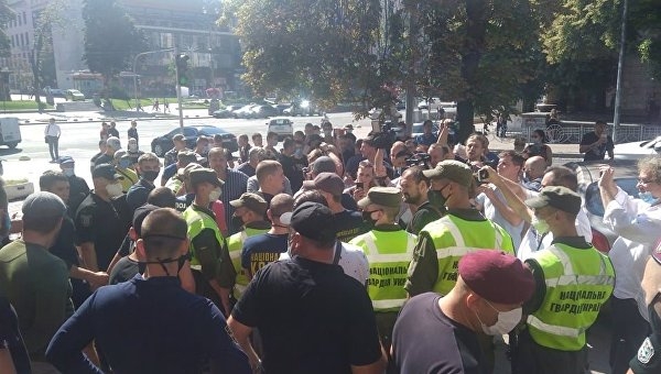 В Киеве националисты напали на журналистов телеканала КРТ. У телеканала отобрали лицензию на вещание В Киеве националисты напали на журналистов телеканала КРТ. У телеканала отобрали лицензию на вещание