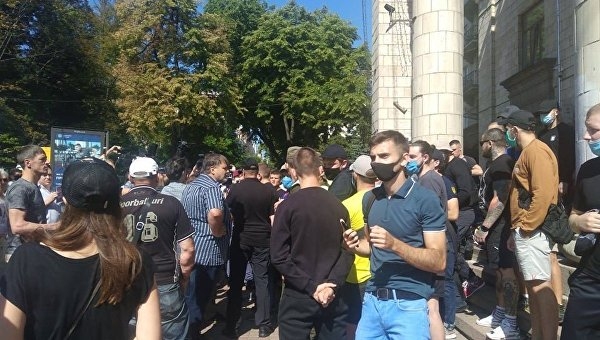 В Киеве националисты напали на журналистов телеканала КРТ. У телеканала отобрали лицензию на вещание В Киеве националисты напали на журналистов телеканала КРТ. У телеканала отобрали лицензию на вещание