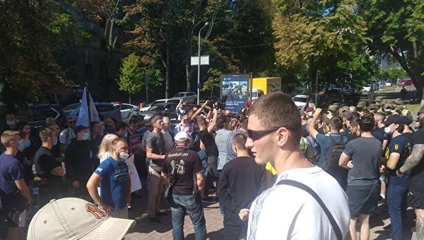 В Киеве националисты напали на журналистов телеканала КРТ. У телеканала отобрали лицензию на вещание В Киеве националисты напали на журналистов телеканала КРТ. У телеканала отобрали лицензию на вещание