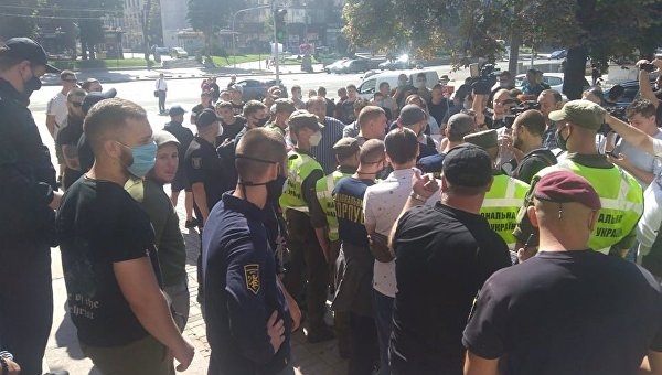 В Киеве националисты напали на журналистов телеканала КРТ. У телеканала отобрали лицензию на вещание В Киеве националисты напали на журналистов телеканала КРТ. У телеканала отобрали лицензию на вещание