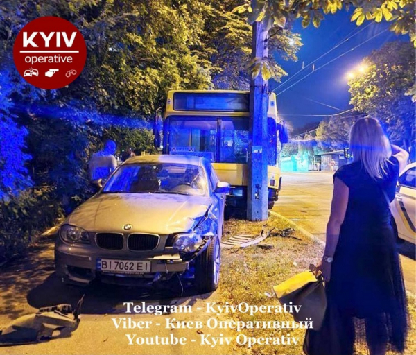 В Киеве неуправляемый автобус протаранил BMW: его водитель покупал кофе В Киеве неуправляемый автобус протаранил BMW: его водитель покупал кофе