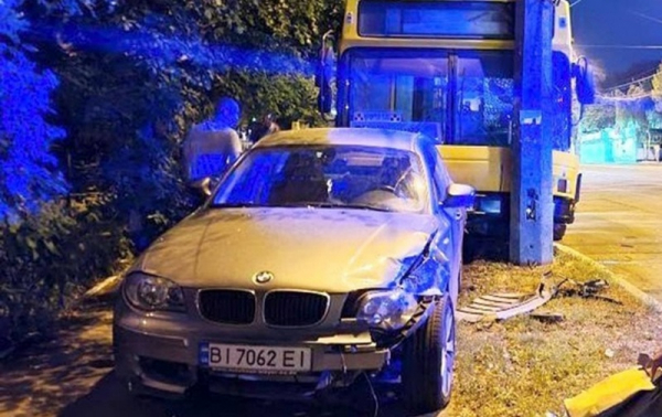 В Киеве неуправляемый автобус протаранил BMW: его водитель покупал кофе В Киеве неуправляемый автобус протаранил BMW: его водитель покупал кофе