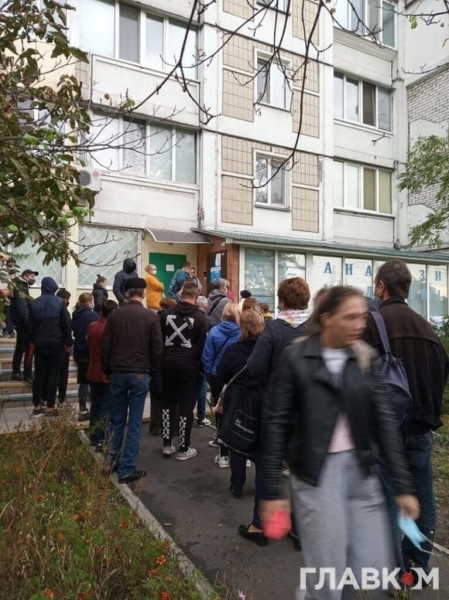 В Киеве образовались очередь их желающих пройти тест на коронавирус В Киеве образовались очередь их желающих пройти тест на коронавирус