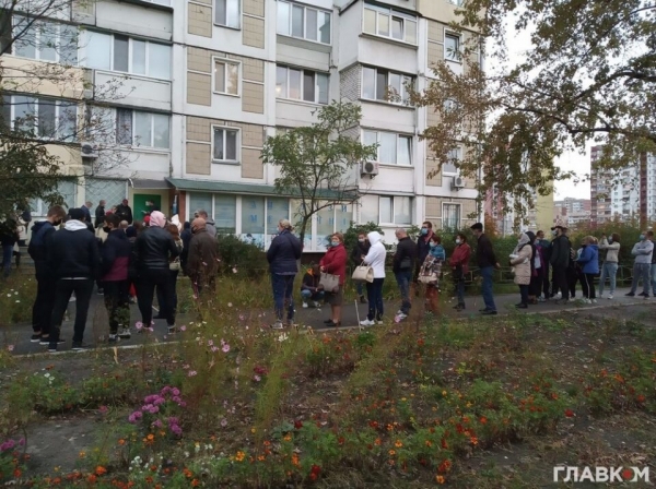 В Киеве образовались очередь их желающих пройти тест на коронавирус В Киеве образовались очередь их желающих пройти тест на коронавирус
