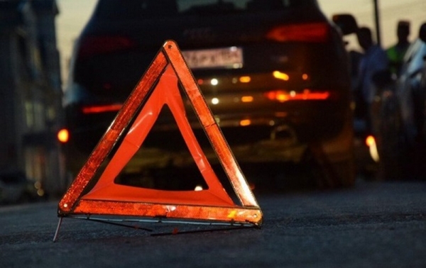 В Киеве пешехода сбили сразу два автомобиля В Киеве пешехода сбили сразу два автомобиля