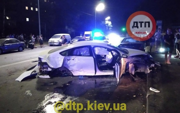 В Киеве пьяный мужчина после ДТП бросил жену умирать В Киеве пьяный мужчина после ДТП бросил жену умирать