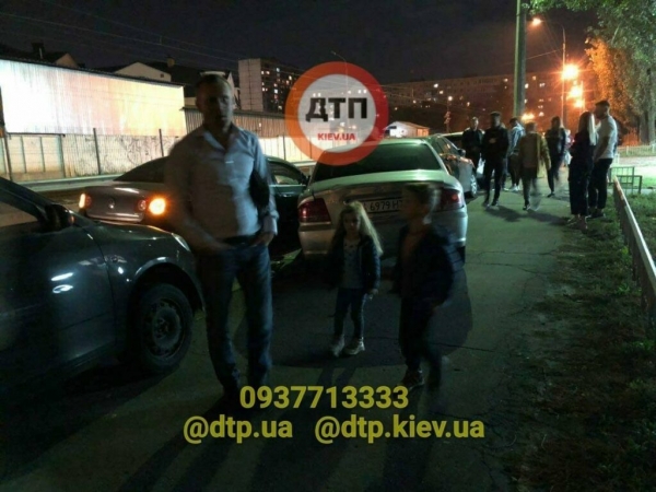 В Киеве пьяный водитель протаранил три авто и попытался свалить вину на жену В Киеве пьяный водитель протаранил три авто и попытался свалить вину на жену