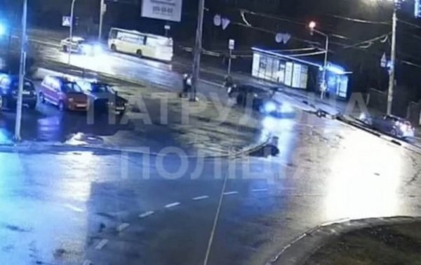 В Киеве пьяный водитель сбил ребенка и скрылся: момент попал на видео В Киеве пьяный водитель сбил ребенка и скрылся: момент попал на видео