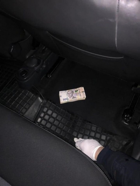 В Киеве полицейские вымогали 250 тысяч гривен несуществующего долга В Киеве полицейские вымогали 250 тысяч гривен несуществующего долга