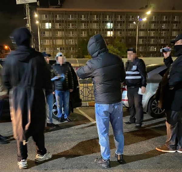 В Киеве полицейские вымогали 250 тысяч гривен несуществующего долга В Киеве полицейские вымогали 250 тысяч гривен несуществующего долга
