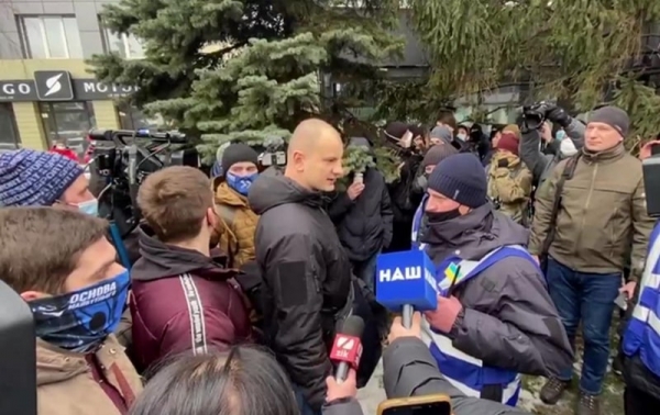 В Киеве протестующие собрались у телеканала “НАШ”: возникли потасовки В Киеве протестующие собрались у телеканала “НАШ”: возникли потасовки