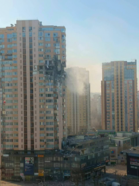 В Киеве ракета попала в жилой дом: разрушены несколько этажей. Фото В Киеве ракета попала в жилой дом: разрушены несколько этажей. Фото