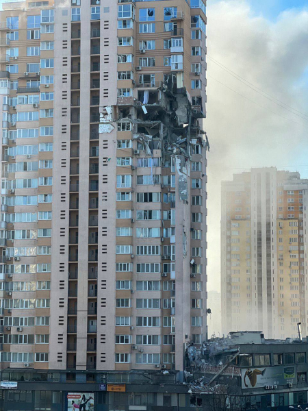 В Киеве ракета попала в жилой дом: разрушены несколько этажей. Фото В Киеве ракета попала в жилой дом: разрушены несколько этажей. Фото