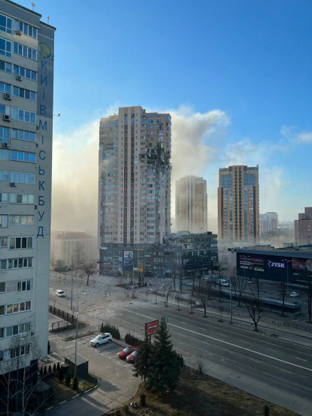 В Киеве ракета попала в жилой дом: разрушены несколько этажей. Фото В Киеве ракета попала в жилой дом: разрушены несколько этажей. Фото