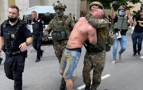 В Киеве со штурмом задержали мужчину, ранившего полицейских В Киеве со штурмом задержали мужчину, ранившего полицейских
