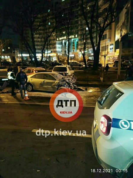 В Киеве Toyota протаранила сразу 15 припаркованных авто В Киеве Toyota протаранила сразу 15 припаркованных авто