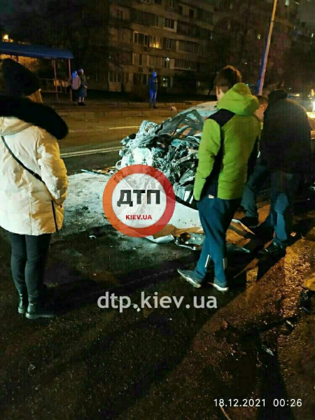 В Киеве Toyota протаранила сразу 15 припаркованных авто В Киеве Toyota протаранила сразу 15 припаркованных авто