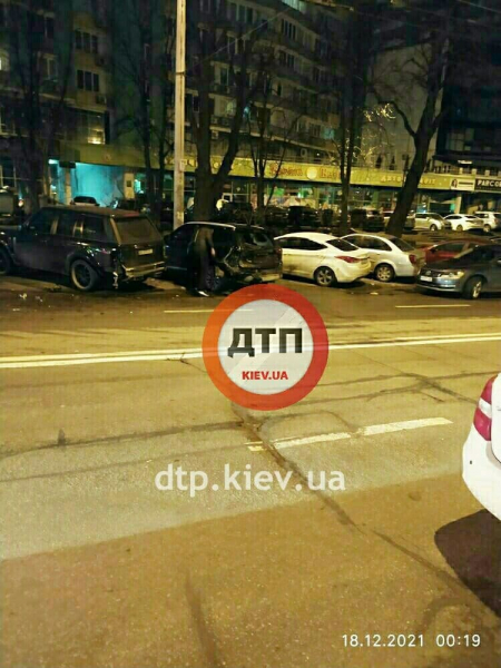 В Киеве Toyota протаранила сразу 15 припаркованных авто В Киеве Toyota протаранила сразу 15 припаркованных авто