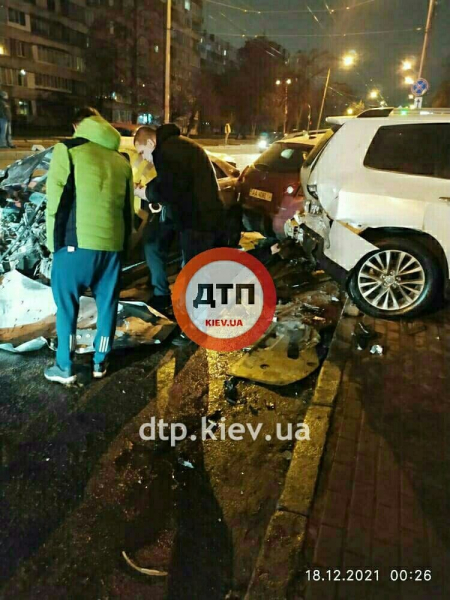 В Киеве Toyota протаранила сразу 15 припаркованных авто В Киеве Toyota протаранила сразу 15 припаркованных авто