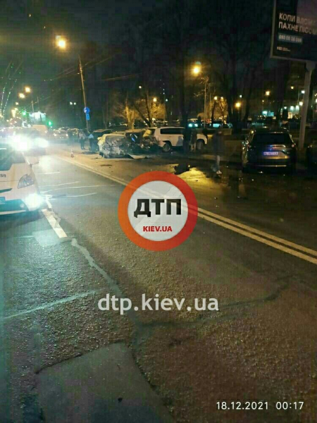 В Киеве Toyota протаранила сразу 15 припаркованных авто В Киеве Toyota протаранила сразу 15 припаркованных авто