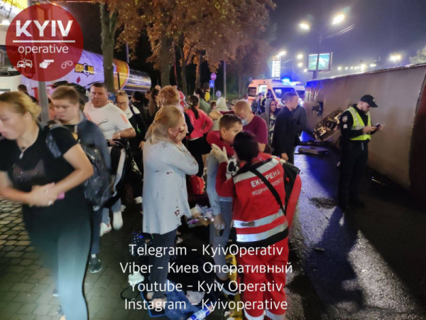 В Киеве в сантиметрах от бензовоза перевернулся автобус «Кишинев-Москва» В Киеве в сантиметрах от бензовоза перевернулся автобус «Кишинев-Москва»