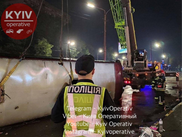 В Киеве в сантиметрах от бензовоза перевернулся автобус «Кишинев-Москва» В Киеве в сантиметрах от бензовоза перевернулся автобус «Кишинев-Москва»