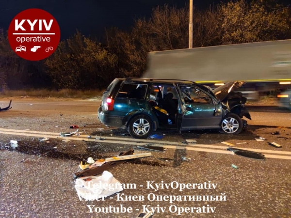 В Киеве водитель легковушки уснул за рулем и врезался в грузовик В Киеве водитель легковушки уснул за рулем и врезался в грузовик