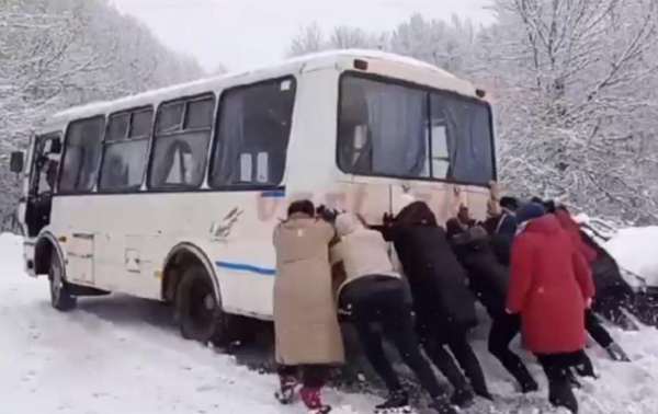 В Киевской области пассажирки толкали автобус В Киевской области пассажирки толкали автобус