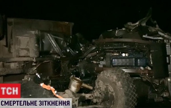 В Кировоградской области военный грузовик протаранил работников дорожной службы и перевернулся В Кировоградской области военный грузовик протаранил работников дорожной службы и перевернулся