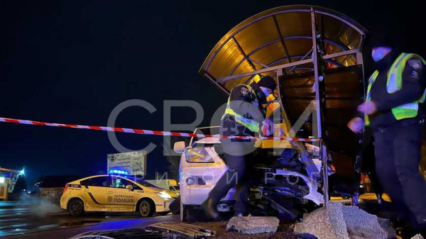 В Кривом Роге пьяный военный прокурор на Lexus врезался в остановку В Кривом Роге пьяный военный прокурор на Lexus врезался в остановку