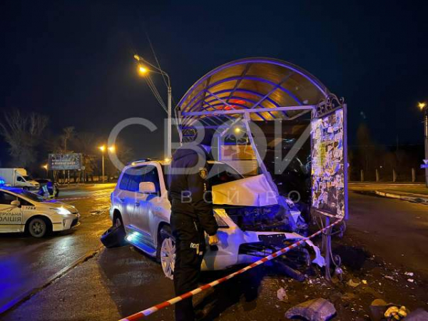 В Кривом Роге пьяный военный прокурор на Lexus врезался в остановку В Кривом Роге пьяный военный прокурор на Lexus врезался в остановку