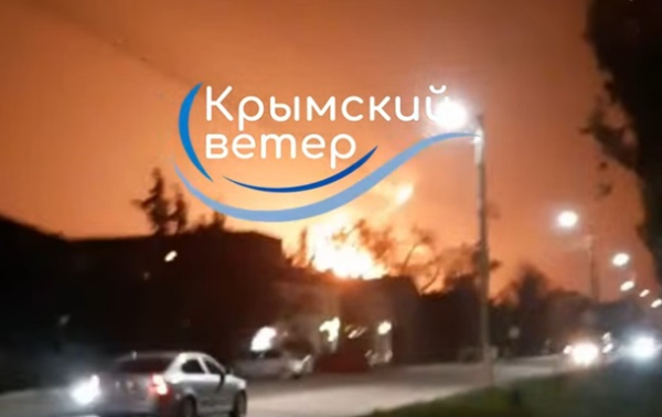 В Крыму на пораженной нефтебазе вспыхнула цистерна В Крыму на пораженной нефтебазе вспыхнула цистерна