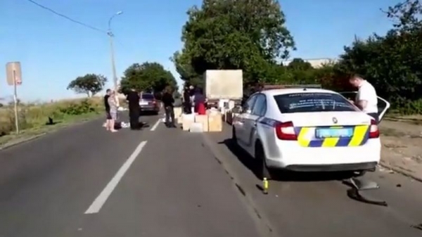 В Мариуполе Mercedes сбил двух полицейских во время изъятия контрабанды В Мариуполе Mercedes сбил двух полицейских во время изъятия контрабанды