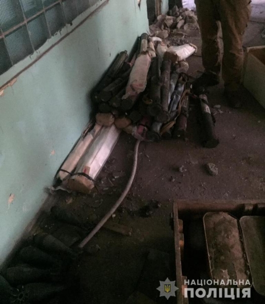 В Мариуполе на территории заброшенного завода обнаружили схрон боеприпасов В Мариуполе на территории заброшенного завода обнаружили схрон боеприпасов