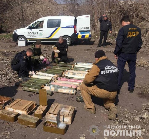 В Мариуполе на территории заброшенного завода обнаружили схрон боеприпасов В Мариуполе на территории заброшенного завода обнаружили схрон боеприпасов