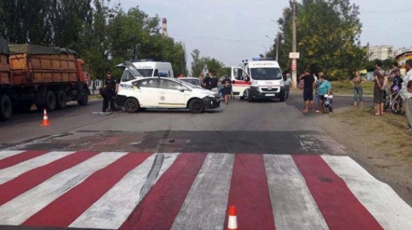 В Мариуполе водитель сбил девушек-полицейских, пока те пересчитывали контрабандные сигареты В Мариуполе водитель сбил девушек-полицейских, пока те пересчитывали контрабандные сигареты