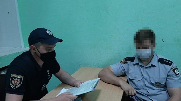 В Мелитополе посетители супермаркета сдали правоохранителям полицейского без маски В Мелитополе посетители супермаркета сдали правоохранителям полицейского без маски