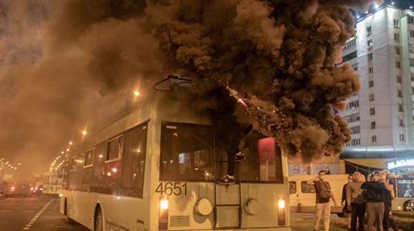 В Минске протестующие стали сбивать милиционеров автомобилями, силовики начали стрелять В Минске протестующие стали сбивать милиционеров автомобилями, силовики начали стрелять