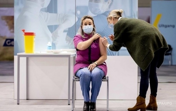 В Минздраве заявили о бесплатной вакцинации для всех украинцев В Минздраве заявили о бесплатной вакцинации для всех украинцев