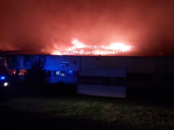 В Мукачево на территории лыжной фабрики возник масштабный пожар В Мукачево на территории лыжной фабрики возник масштабный пожар