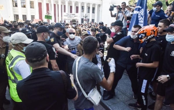 В Одессе подрались националисты и представители ЛГБТ-сообщества В Одессе подрались националисты и представители ЛГБТ-сообщества