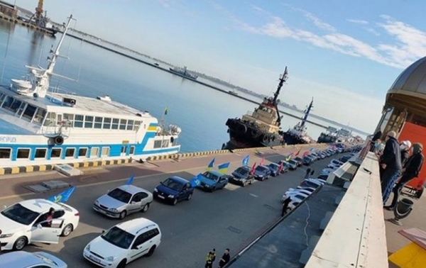 В Одессе полиция остановила автомобильный пробег ко Дню победы В Одессе полиция остановила автомобильный пробег ко Дню победы