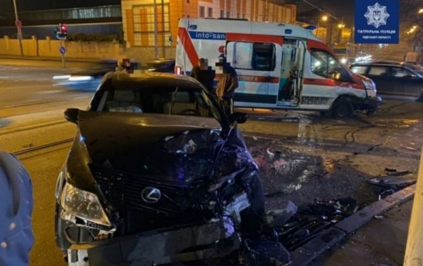 В Одессе «скорая» перевернулась после столкновения с Lexus: пострадали три человека В Одессе «скорая» перевернулась после столкновения с Lexus: пострадали три человека