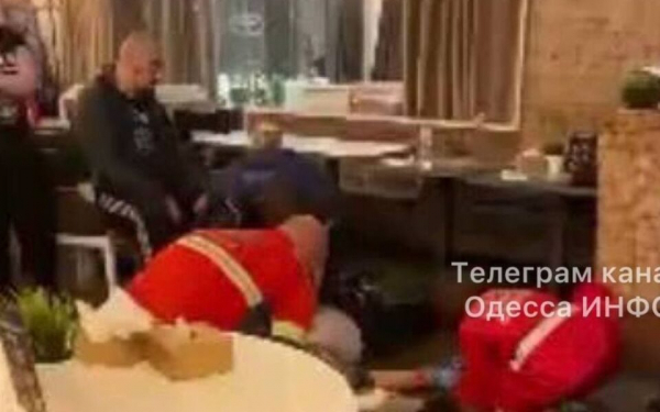 В Одессе в кафе внезапно умер подросток В Одессе в кафе внезапно умер подросток