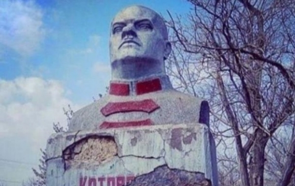 В Одесской области демонтировали памятник Котовскому В Одесской области демонтировали памятник Котовскому
