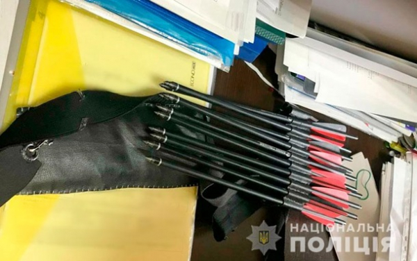 В Полтаве девушка из арбалета ранила у школы двух учителей В Полтаве девушка из арбалета ранила у школы двух учителей