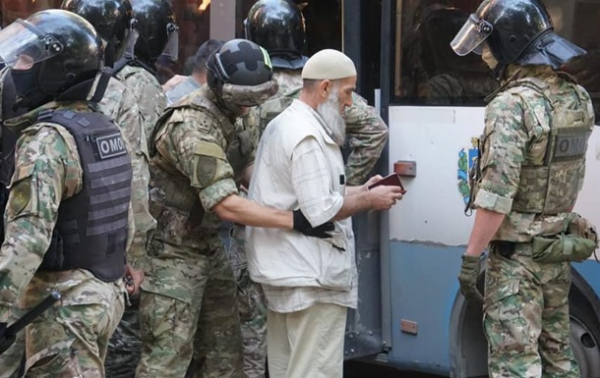 В Симферополе массовые задержания возле здания ФСБ В Симферополе массовые задержания возле здания ФСБ