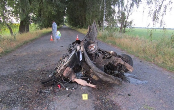 В смертельном ДТП на Черниговщине машину разорвало пополам В смертельном ДТП на Черниговщине машину разорвало пополам