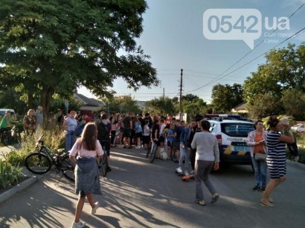 В Сумах подростки надругались над 6-летним ребенком: люди перекрыли дорогу В Сумах подростки надругались над 6-летним ребенком: люди перекрыли дорогу
